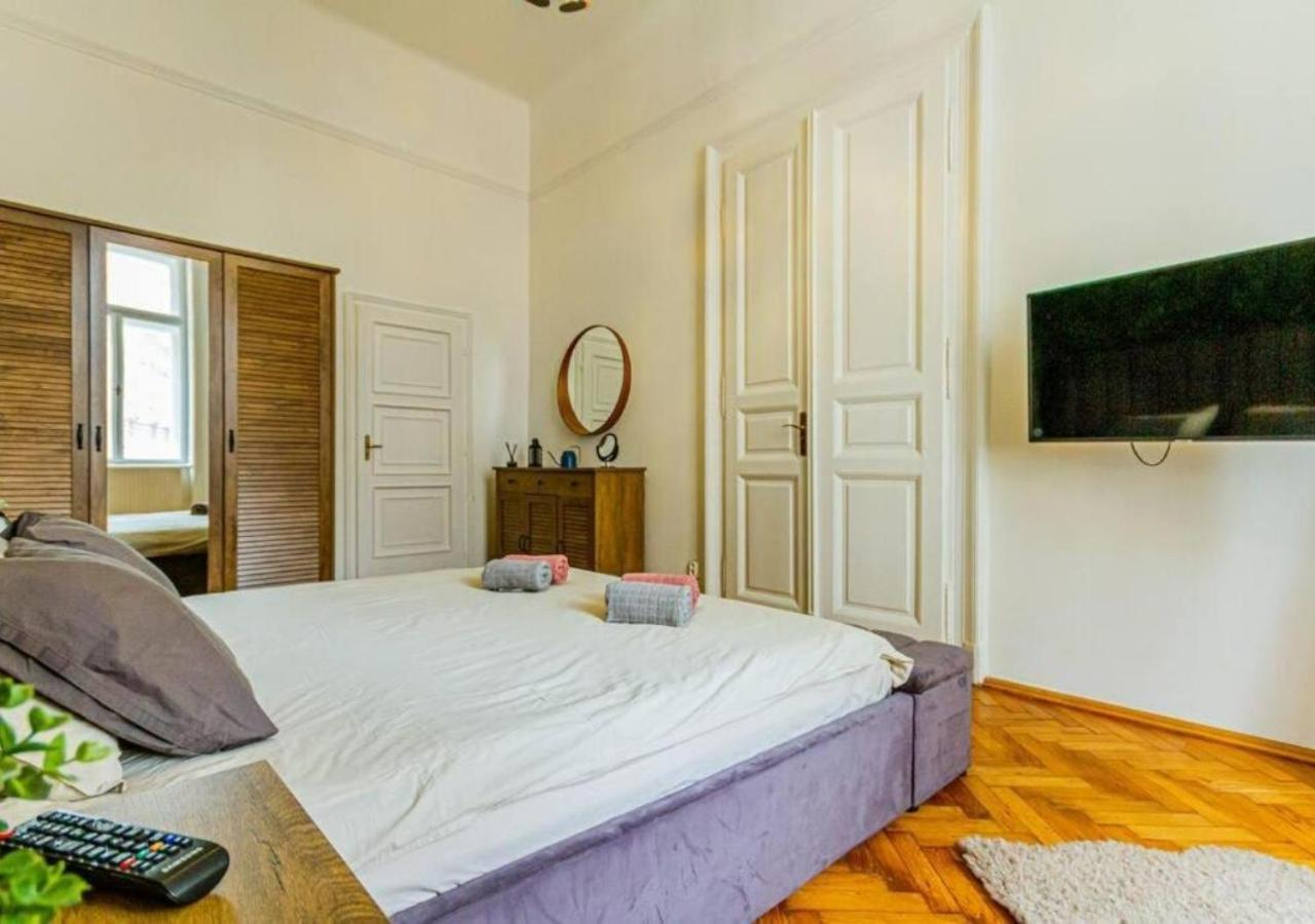 Luxury Apartment By The Famous Vaci Street Budapest Exterior foto